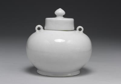 图片[2]-Lidded jar with two-knots and four-seasons flowers decoration in sweet-white glaze, Ming dynasty, Yongle reign (1403-1424)-China Archive